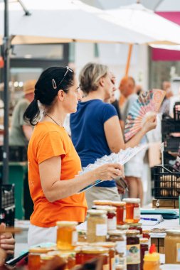 Koper, Slovenya - 16 Ağustos 2024: Koper 'deki merkezi gıda pazarındaki insanlar, tarama tezgahları ve yerel üretim