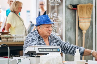 Koper, Slovenya - 16 Ağustos 2024: Koper 'deki merkezi gıda pazarındaki insanlar, tarama tezgahları ve yerel üretim