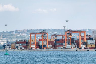 Koper, Slovenya - 16 Ağustos 2024: Koper Limanı 'nın kargo konteynırlarıyla görüntülenmesi