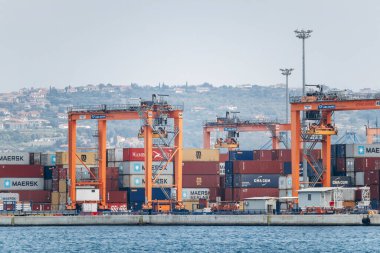 Koper, Slovenya - 16 Ağustos 2024: Koper Limanı 'nın kargo konteynırlarıyla görüntülenmesi