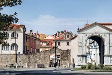 Koper, Slovenya - 16 Ağustos 2024: Dar sokaklar, taş binalar ve Akdeniz cazibesinin yer aldığı tarihi Koper merkezi