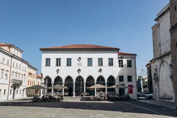 Koper, Slovenya - 16 Ağustos 2024: Merkez Koper 'de Palazzo della Loggia, Rönesans tarzı bir belediye binası