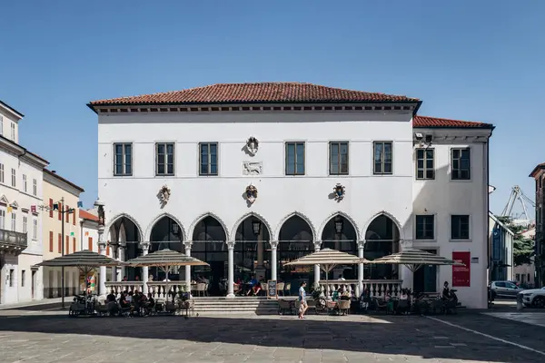 Koper, Slovenya - 16 Ağustos 2024: Merkez Koper 'de Palazzo della Loggia, Rönesans tarzı bir belediye binası
