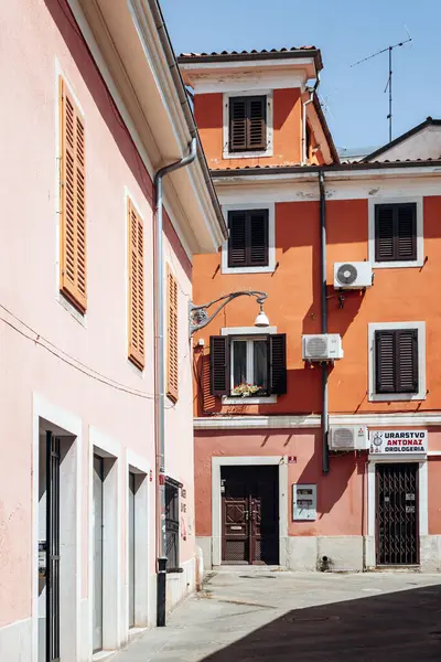 Koper, Slovenya - 16 Ağustos 2024: Geleneksel mimari ve Akdeniz cazibesine sahip Koper 'in merkezindeki Picturesque Caddesi