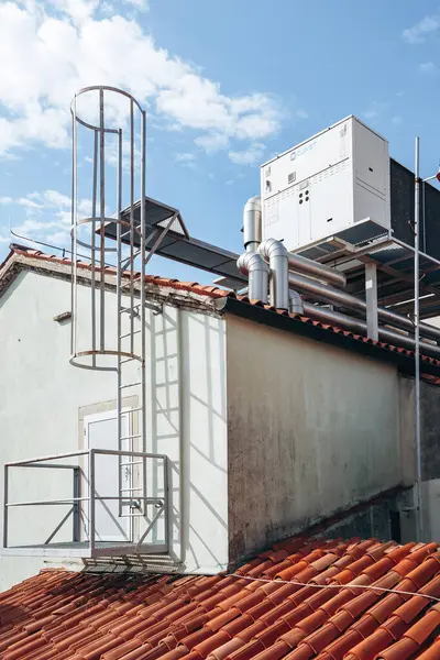 Koper, Slovenya - 16 Ağustos 2024: Koper şehir merkezindeki çatı havalandırma sistemi, tarihi çevrelerle çelişiyor