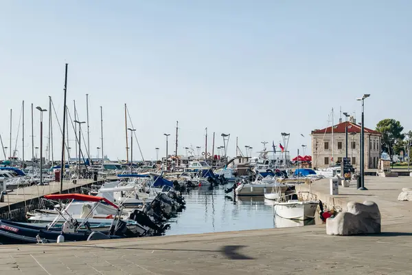 Koper, Slovenya - 16 Ağustos 2024: Özel yatları ve tekneleri Koper Limanı 'na yanaştı