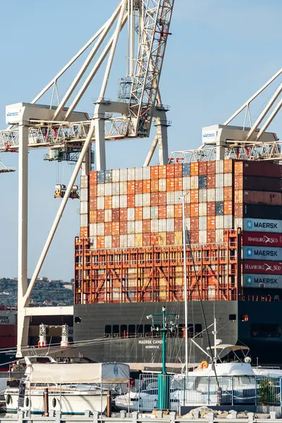 Koper, Slovenya - 16 Ağustos 2024: Koper Limanında kargo konteynerleri gün boyunca yükleniyor