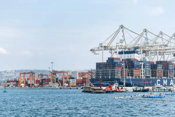 Koper, Slovenya - 16 Ağustos 2024: Koper Limanı 'nın kargo konteynırlarıyla görüntülenmesi