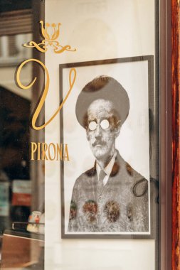 Trieste, İtalya - 18 Ağustos 2024: James Joyce 'un Trieste' deki bir mağaza vitrininde çekilmiş fotoğrafı, yazarın şehirle olan bağlantısını vurguluyor