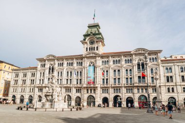 Trieste, İtalya - 18 Ağustos 2024: Piazza Unita dItalia 'daki tarihi Trieste Belediye Binası, büyük mimari ve merkezi saat kulesi