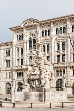 Trieste, İtalya - 18 Ağustos 2024: Piazza Unita dItalia 'daki tarihi Trieste Belediye Binası, büyük mimari ve merkezi saat kulesi