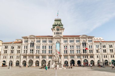 Trieste, İtalya - 18 Ağustos 2024: Piazza Unita dItalia 'daki tarihi Trieste Belediye Binası, büyük mimari ve merkezi saat kulesi