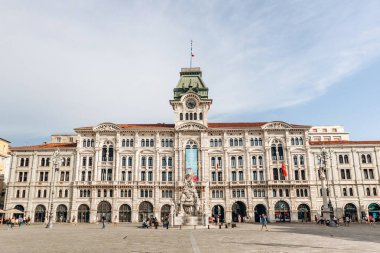 Trieste, İtalya - 18 Ağustos 2024: Piazza Unita dItalia 'daki tarihi Trieste Belediye Binası, büyük mimari ve merkezi saat kulesi