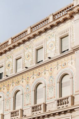 Trieste 'nin merkezindeki tarihi mimarinin ayrıntıları, süslü cepheler ve klasik Avrupa tasarımı sergileniyor