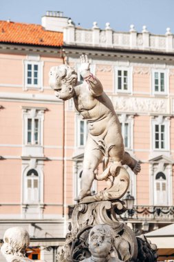 Trieste, İtalya - 18 Ağustos 2024: Fontana del Giovannin del Ponterosso, Piazza del Ponterosso 'da bir putto heykeli bulunan 18. yüzyıl çeşmesi..