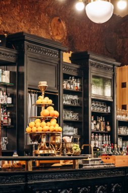 Trieste, İtalya - 18 Ağustos 2024: Trieste 'deki efsanevi Caffe San Marco' nun iç mimarisi, edebi mirası ve zarif Viyana tarzı dekoruyla tanınıyor.