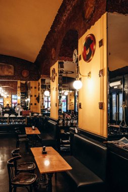 Trieste, İtalya - 18 Ağustos 2024: Trieste 'deki efsanevi Caffe San Marco' nun iç mimarisi, edebi mirası ve zarif Viyana tarzı dekoruyla tanınıyor.