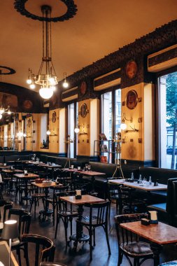 Trieste, İtalya - 18 Ağustos 2024: Trieste 'deki efsanevi Caffe San Marco' nun iç mimarisi, edebi mirası ve zarif Viyana tarzı dekoruyla tanınıyor.
