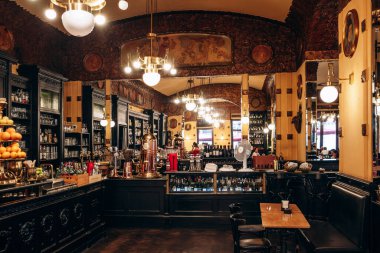 Trieste, İtalya - 18 Ağustos 2024: Trieste 'deki efsanevi Caffe San Marco' nun iç mimarisi, edebi mirası ve zarif Viyana tarzı dekoruyla tanınıyor.