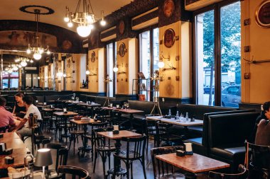 Trieste, İtalya - 18 Ağustos 2024: Trieste 'deki efsanevi Caffe San Marco' nun iç mimarisi, edebi mirası ve zarif Viyana tarzı dekoruyla tanınıyor.