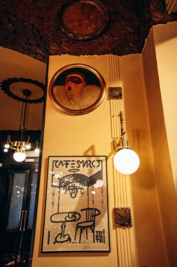 Trieste, İtalya - 18 Ağustos 2024: Trieste 'deki efsanevi Caffe San Marco' nun iç mimarisi, edebi mirası ve zarif Viyana tarzı dekoruyla tanınıyor.