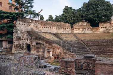 Roma Trieste Tiyatrosu, M.Ö. 1. yüzyılda inşa edilen antik bir amfitiyatro, iyi korunmuş mimariyi gözler önüne seriyor.