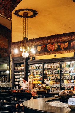 Trieste, İtalya - 18 Ağustos 2024: Trieste 'deki efsanevi Caffe San Marco' nun iç mimarisi, edebi mirası ve zarif Viyana tarzı dekoruyla tanınıyor.