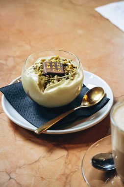 Trieste, İtalya - 18 Ağustos 2024: Trieste 'de İtalyan kahve kültürünün ve edebiyat geleneğinin bir sembolü olan efsanevi Cafe San Marco' da tatlı servisi
