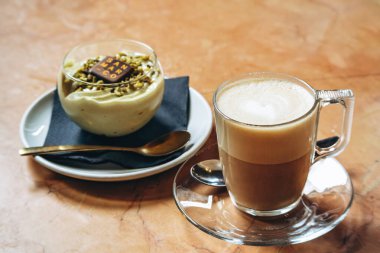 Trieste, İtalya - 18 Ağustos 2024: İtalyan kahve kültürünün ve edebiyat geleneğinin bir sembolü olan Trieste 'deki efsanevi Caffe San Marco' da kapuçino ve tatlı servisi