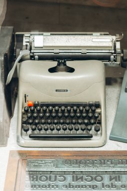 Trieste, İtalya - 18 Ağustos 2024: Olivetti 'nin klasik daktilosu sergileniyor
