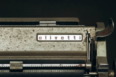 Trieste, İtalya - 18 Ağustos 2024: Olivetti 'nin klasik daktilosu sergileniyor
