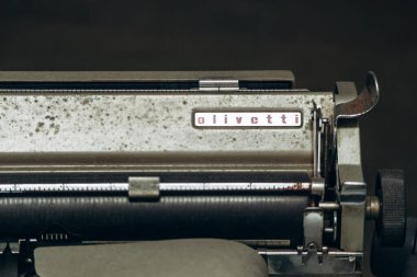 Trieste, İtalya - 18 Ağustos 2024: Olivetti 'nin klasik daktilosu sergileniyor