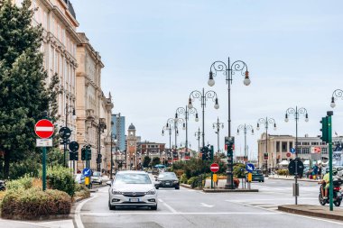 Trieste, İtalya - 18 Ağustos 2024 Trieste 'nin kalbinde güzel bir cadde