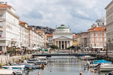 Trieste, İtalya - 18 Ağustos 2024: Trieste 'deki Kanal Grande manzarası, tekneler ve rengarenk binalar rıhtımda.