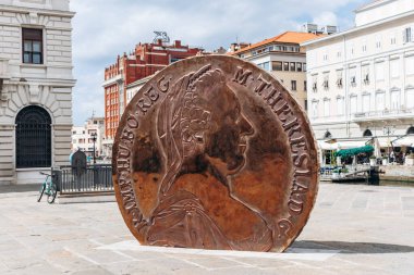Trieste, İtalya - 18 Ağustos 2024: Trieste şehir merkezinde İmparatoriçe Maria Theresa 'nın resmedildiği büyük bir bronz sikke heykeli