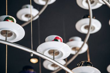 Trieste, İtalya - 18 Ağustos 2024 Trieste 'deki Illy Cafe' de asılı duran kahve fincanlarından yapılmış eşsiz bir avize.