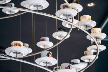 Trieste, İtalya - 18 Ağustos 2024 Trieste 'deki Illy Cafe' de asılı duran kahve fincanlarından yapılmış eşsiz bir avize.