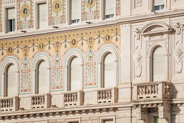 Trieste 'nin merkezindeki tarihi mimarinin ayrıntıları, süslü cepheler ve klasik Avrupa tasarımı sergileniyor