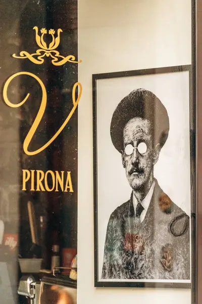 Trieste, İtalya - 18 Ağustos 2024: James Joyce 'un Trieste' deki bir mağaza vitrininde çekilmiş fotoğrafı, yazarın şehirle olan bağlantısını vurguluyor