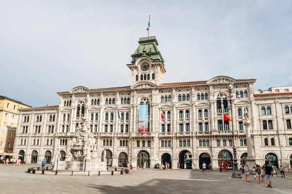 Trieste, İtalya - 18 Ağustos 2024: Piazza Unita dItalia 'daki tarihi Trieste Belediye Binası, büyük mimari ve merkezi saat kulesi
