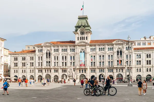 Trieste, İtalya - 18 Ağustos 2024: Piazza Unita dItalia 'daki tarihi Trieste Belediye Binası, büyük mimari ve merkezi saat kulesi