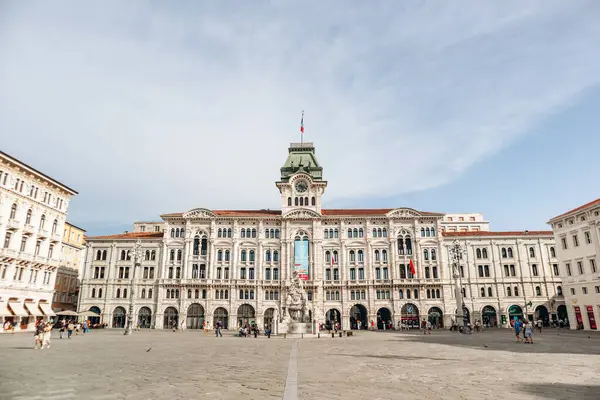 Trieste, İtalya - 18 Ağustos 2024: Piazza Unita dItalia 'daki tarihi Trieste Belediye Binası, büyük mimari ve merkezi saat kulesi