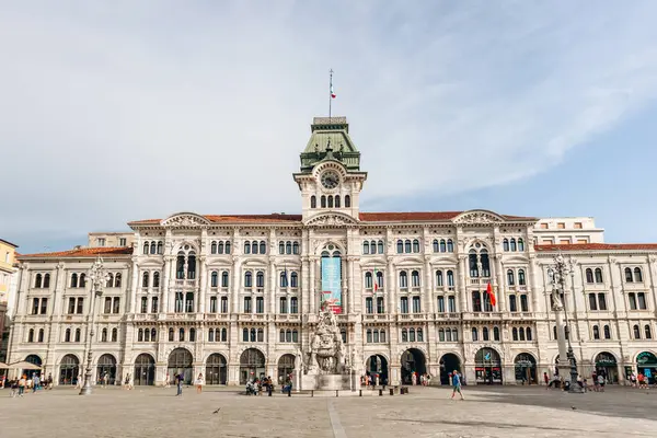 Trieste, İtalya - 18 Ağustos 2024: Piazza Unita dItalia 'daki tarihi Trieste Belediye Binası, büyük mimari ve merkezi saat kulesi