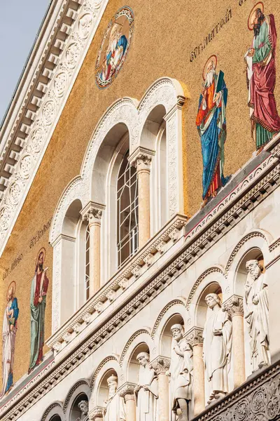 Trieste, İtalya - 18 Ağustos 2024: Carlo Maciachini tarafından tasarlanan Sırp Ortodoks Saint Spyridon Kilisesi, Bizans mimarisini Canal Grande yakınlarında sergiledi