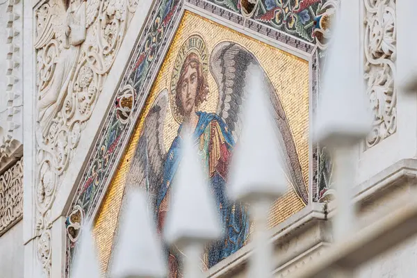 Trieste, İtalya - 18 Ağustos 2024: Carlo Maciachini tarafından tasarlanan Sırp Ortodoks Saint Spyridon Kilisesi, Bizans mimarisini Canal Grande yakınlarında sergiledi