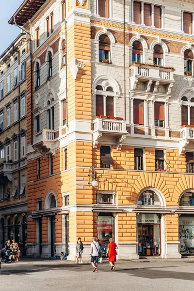 Trieste, İtalya - 18 Ağustos 2024 Trieste 'nin kalbinde güzel bir cadde