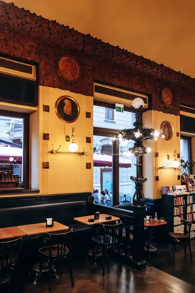 Trieste, İtalya - 18 Ağustos 2024: Trieste 'deki efsanevi Caffe San Marco' nun iç mimarisi, edebi mirası ve zarif Viyana tarzı dekoruyla tanınıyor.