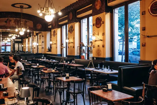 Trieste, İtalya - 18 Ağustos 2024: Trieste 'deki efsanevi Caffe San Marco' nun iç mimarisi, edebi mirası ve zarif Viyana tarzı dekoruyla tanınıyor.