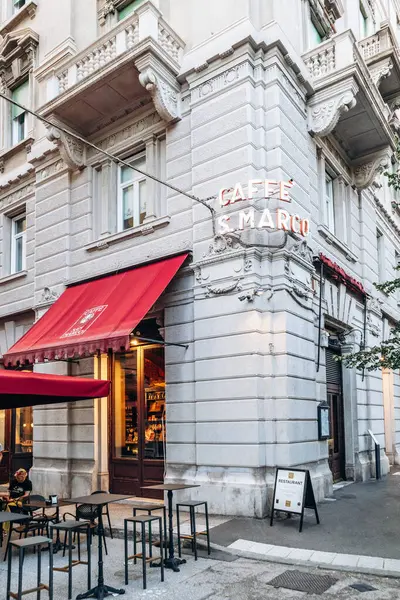 Trieste, İtalya - 18 Ağustos 2024: Trieste 'deki tarihi Kafe San Marco' nun cephesi ve terası