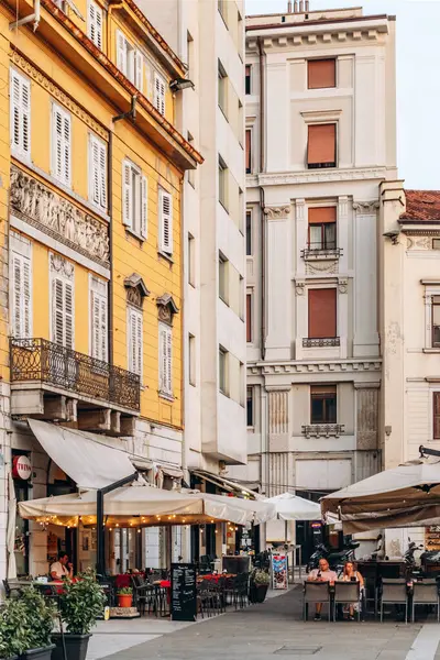 Trieste, İtalya - 18 Ağustos 2024 Trieste 'nin kalbinde güzel bir cadde